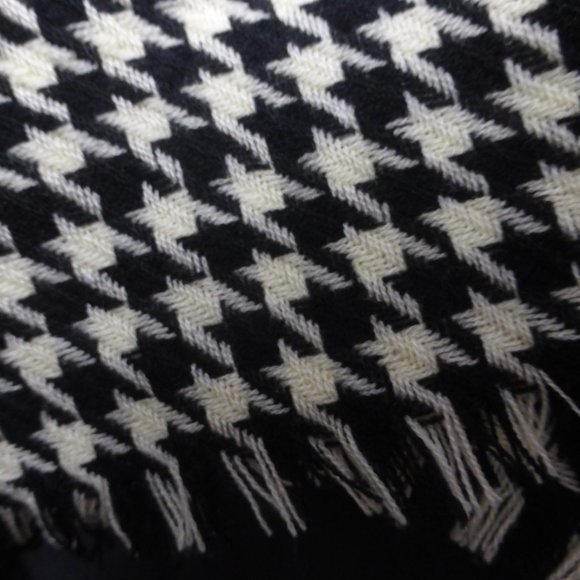 Poncho, one size, houndstooth pattern, frayed trim bottom, BNWOT - Picture 15 of 16